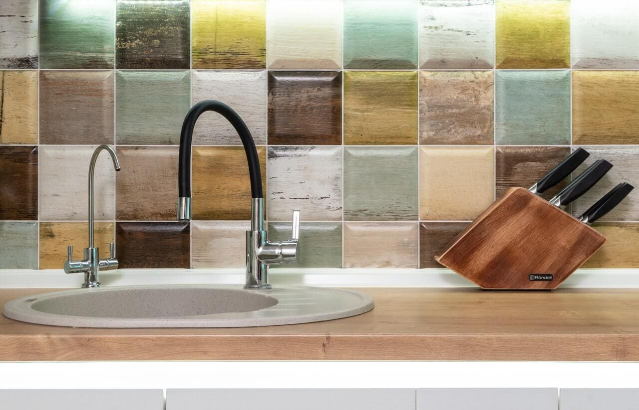 Jak dobrać kolor płytek do mebli kuchennych? Poradnik