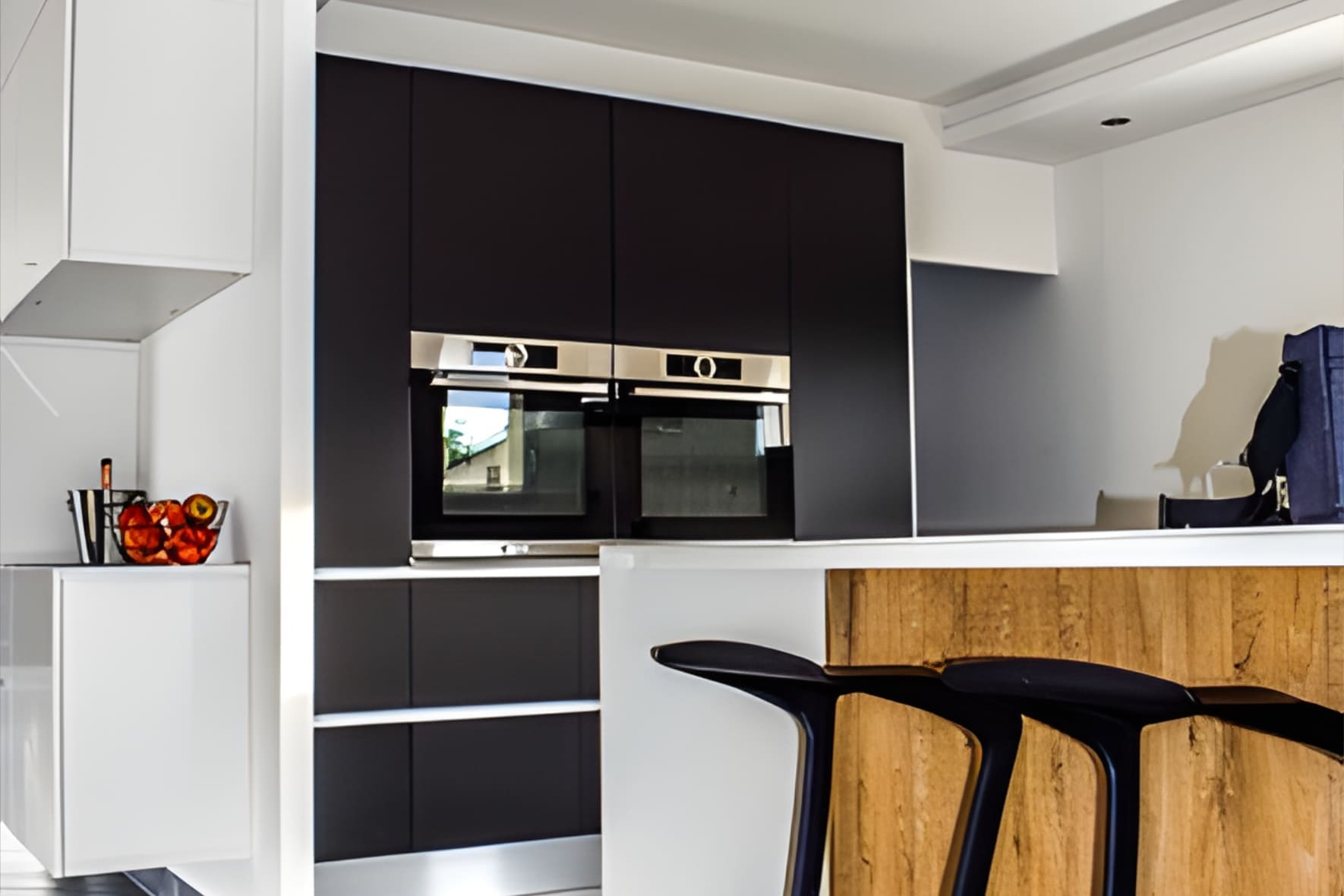 Czarne fronty kuchenne — czy mają sens?