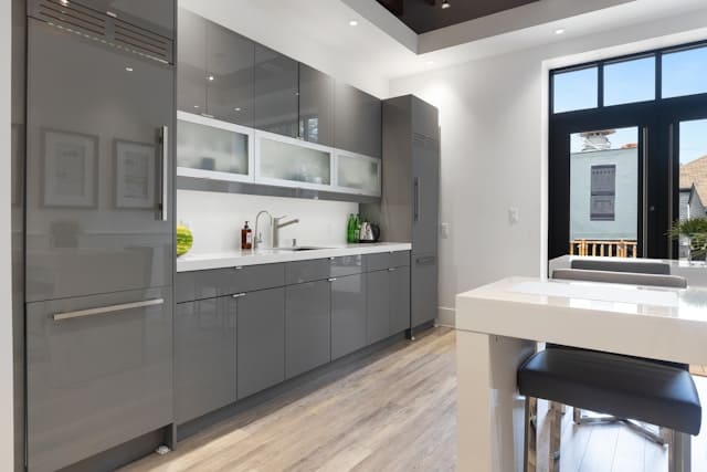 Kuchnia grafitowa z drewnem - aranżacje